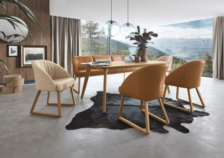 ADA Möbel Essgruppe mit 4 Sesseln, Tisch und Bank in Holz  und hellem Leder 