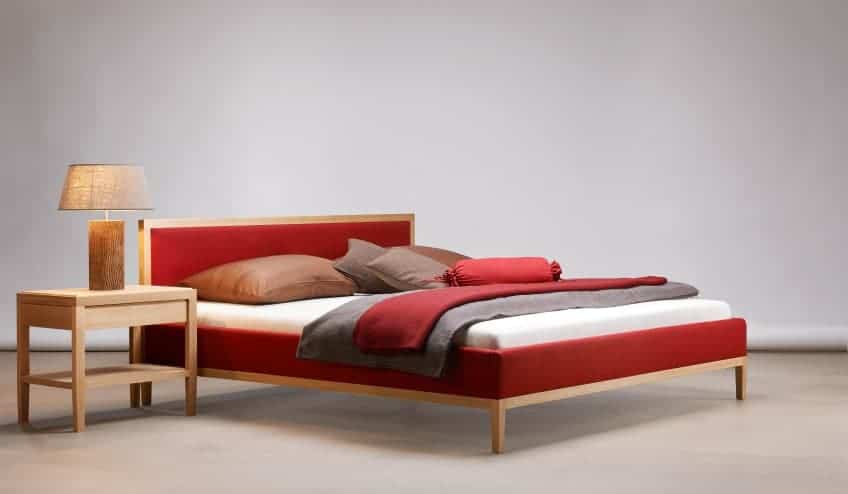 Haapo Bett Marian mit rotem Stoff und Holz Beinen